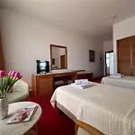 Chateau Linza מלון